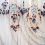 Художественная вышивка из гирлянд мелких роз на вуали
